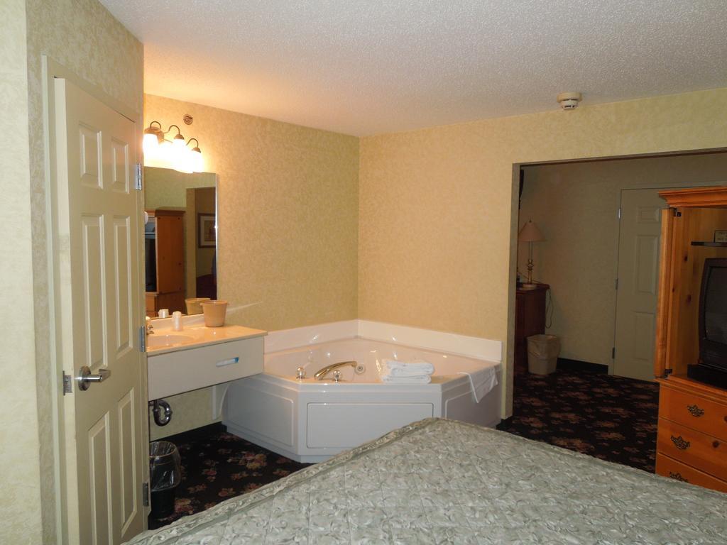 Ourguest Inn And Suites Catawba Island Port Clinton Chambre photo